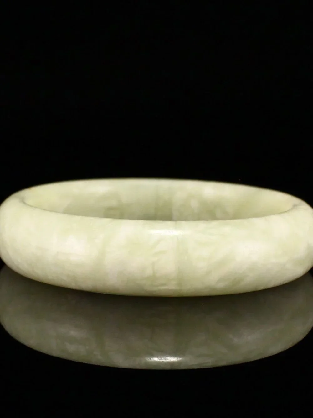 Natural Xiuyan Xiu Jade Bangle Bracelet 55.24g 57.5mm ID Light Green Stone Ring